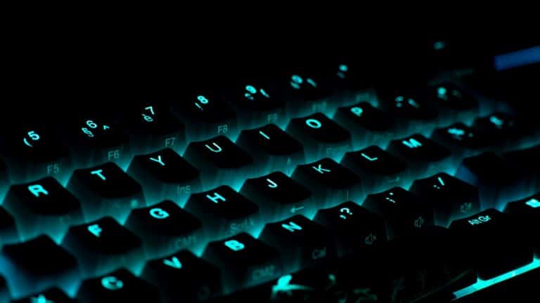 Podświetlana klawiatura komputera w ciemności.