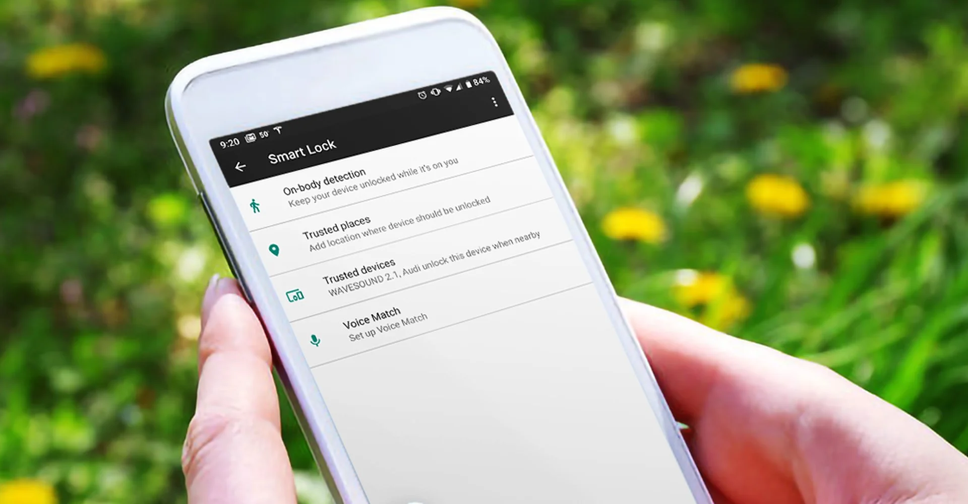 Smartfon z otwartymi ustawieniami Smart Lock.