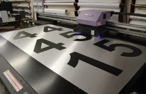 Plotter tnący winyl z cyframi.