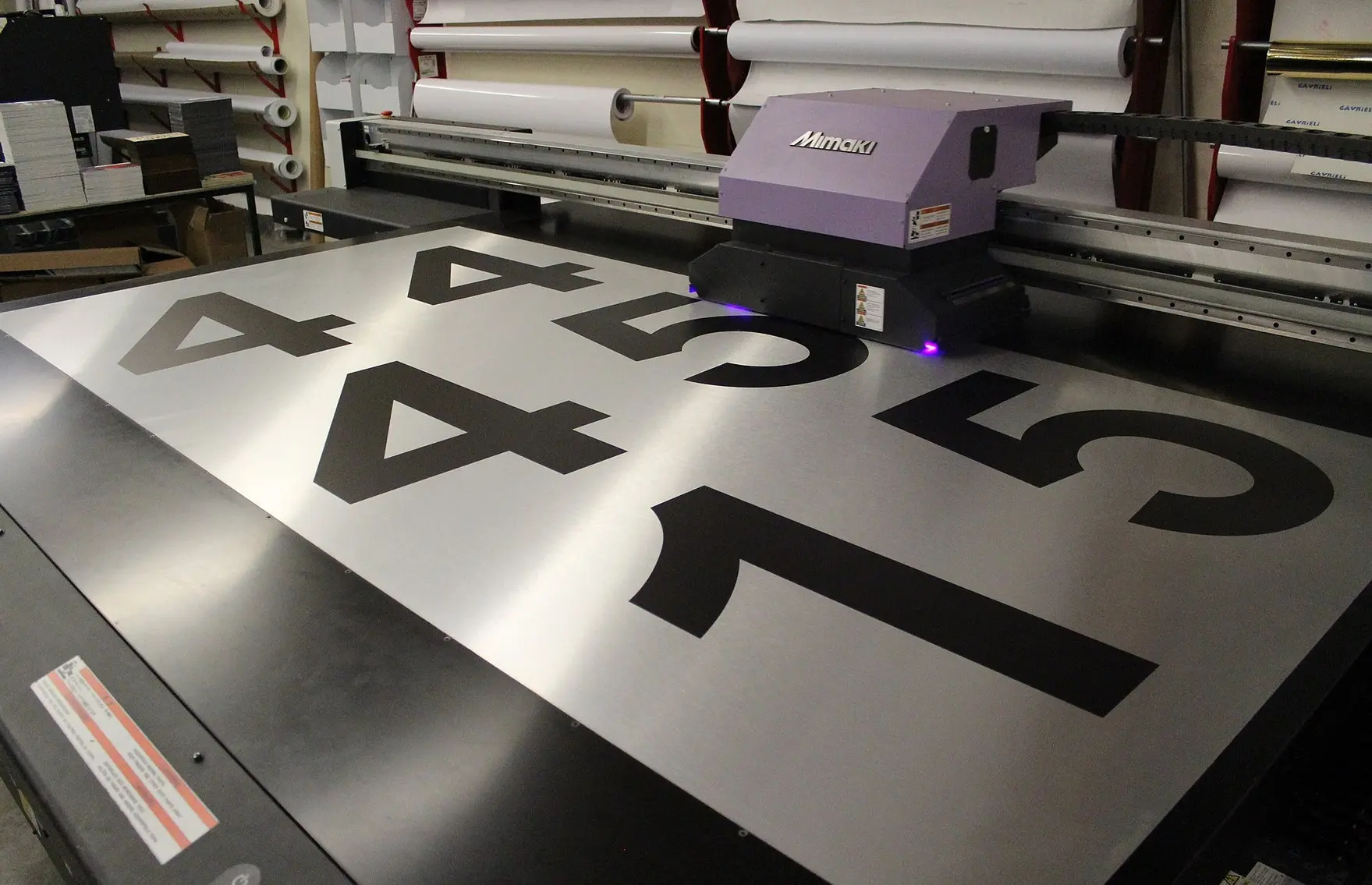 Plotter tnący winyl z cyframi.