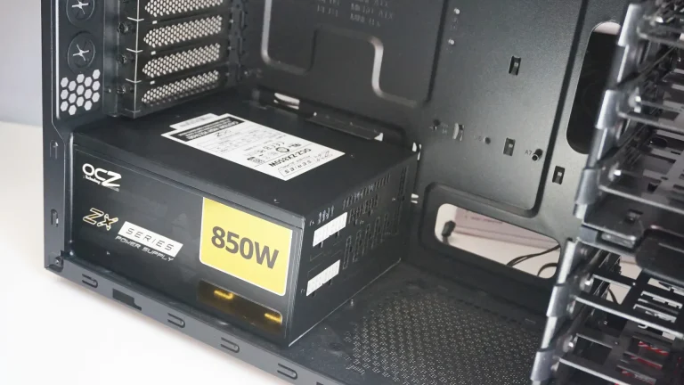 Zasilacz OCZ 850W w obudowie komputera.