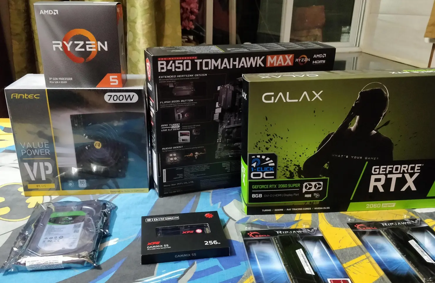 Komponenty komputera: procesor, płyta główna, karta graficzna.