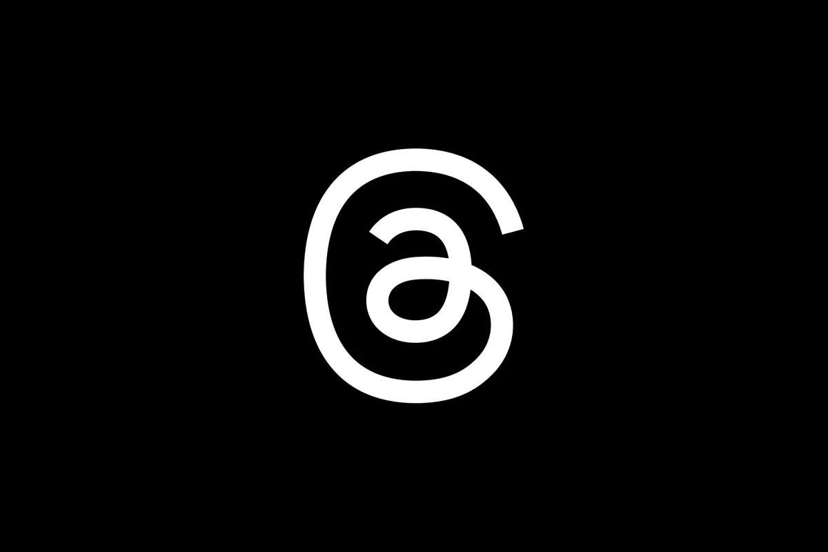 Logo z białym znakiem małpa na czarnym tle.