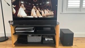 Telewizor wyświetla balet, sala gier, głośnik.