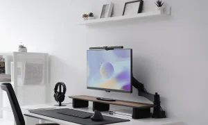 Minimalistyczne biurko komputerowe w biurze.