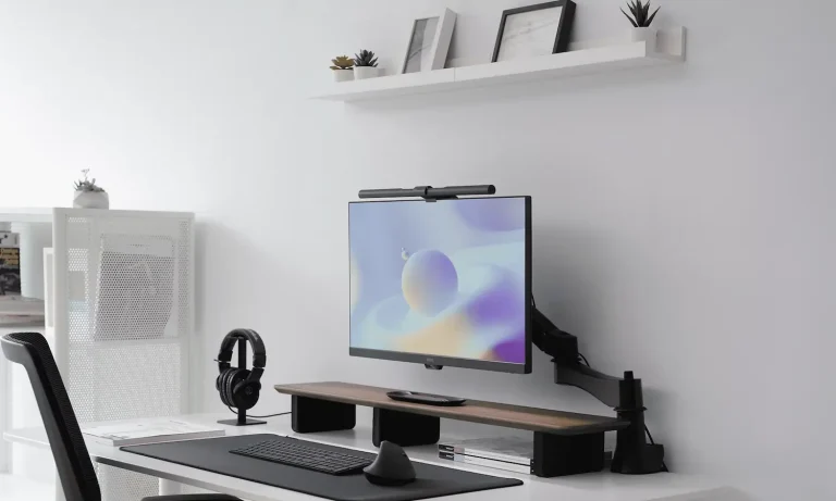 Minimalistyczne biurko komputerowe w biurze.