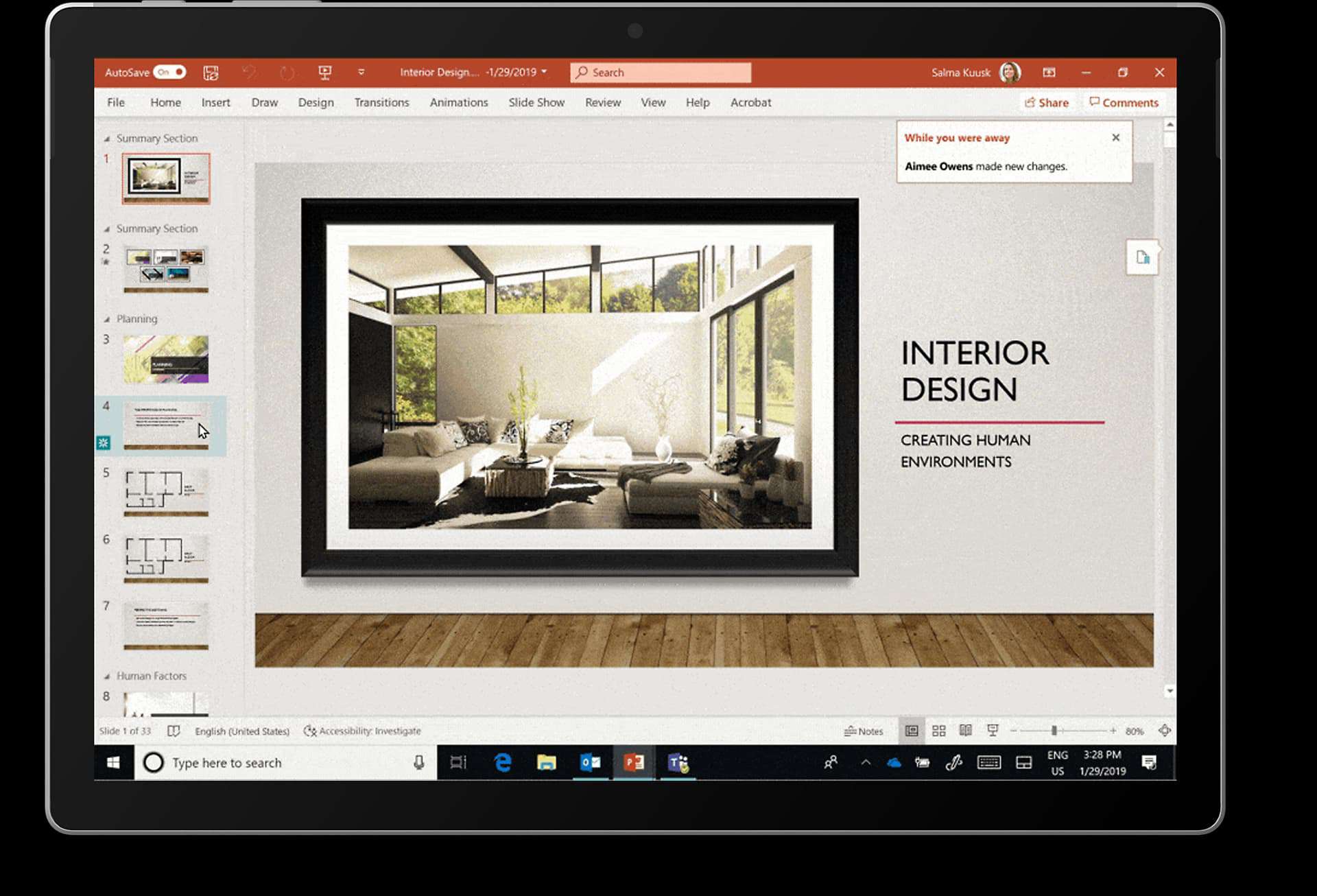 Prezentacja projektu wnętrza na komputerze.