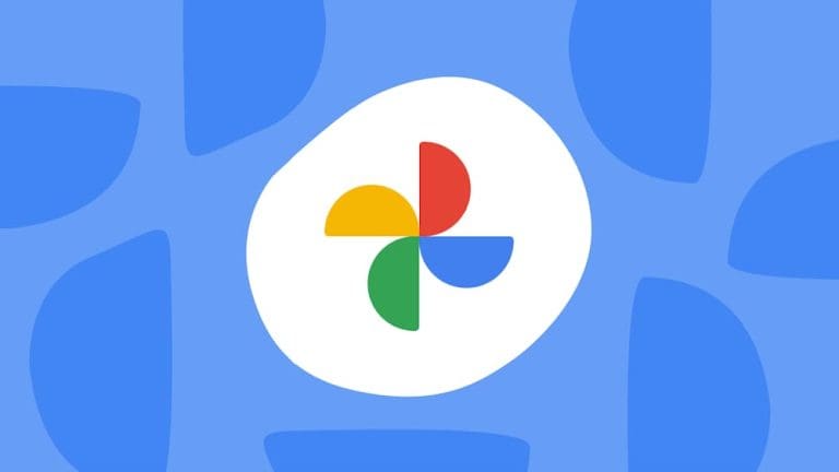Logo Google na wzorzystym, niebieskim tle
