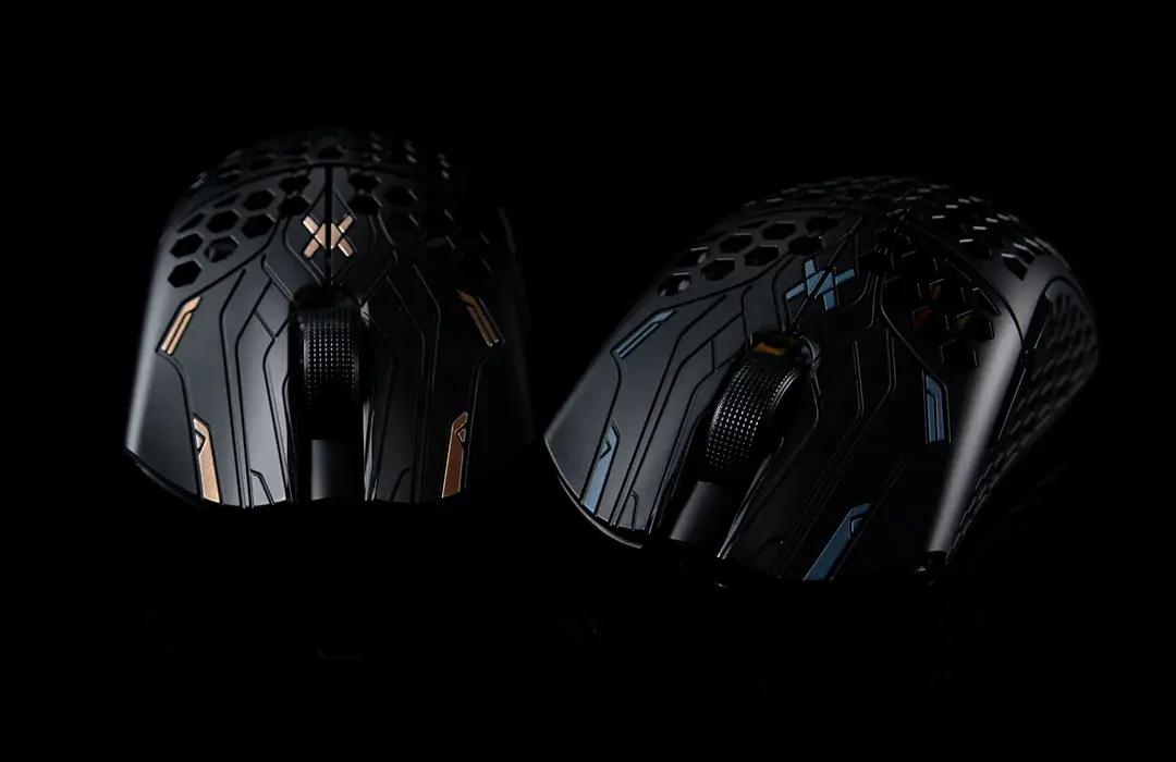 Myszki komputerowe gamingowe na czarnym tle.