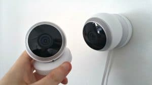 Montaż nowoczesnych kamer bezpieczeństwa w domu.