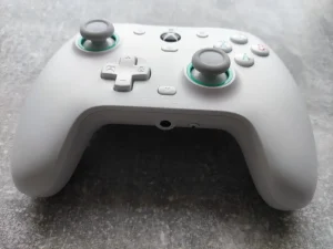 Biały kontroler do gier Gamesir.