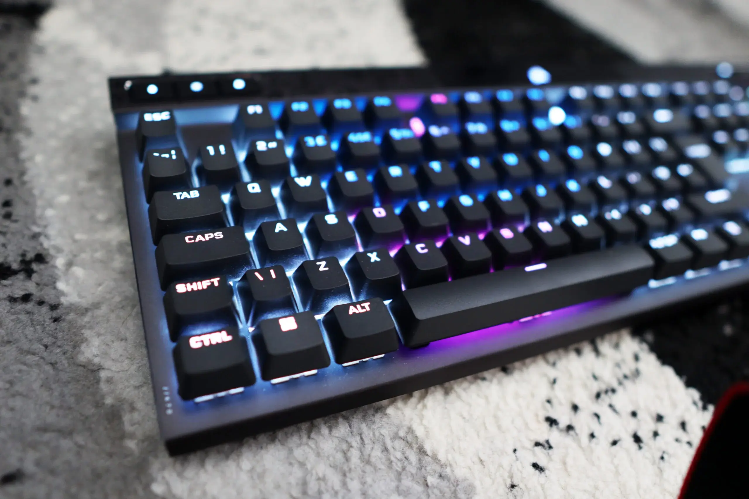Podświetlana klawiatura mechaniczna na dywanie.
