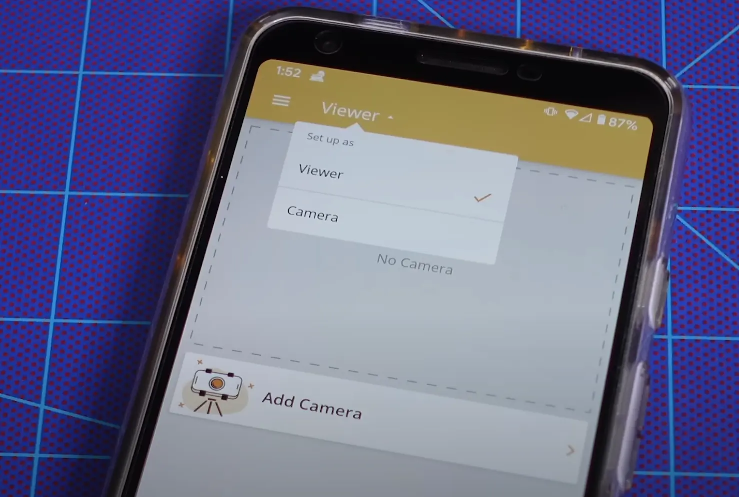 Smartfon z otwartą aplikacją kamerą.